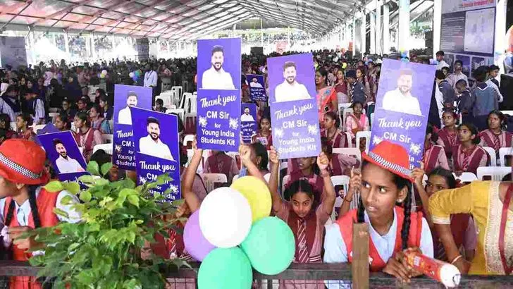 విద్యార్థులకు యంగ్ ఇండియా వెల్కమ్ కిట్స్ పంపిణీ చేసిన సీఎం రేవంత్ 