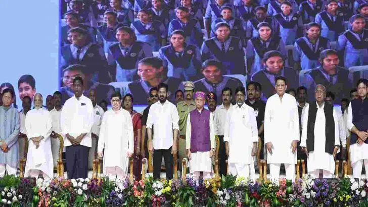 విద్యార్థులకు యంగ్ ఇండియా వెల్కమ్ కిట్స్ పంపిణీ చేసిన సీఎం రేవంత్ 
