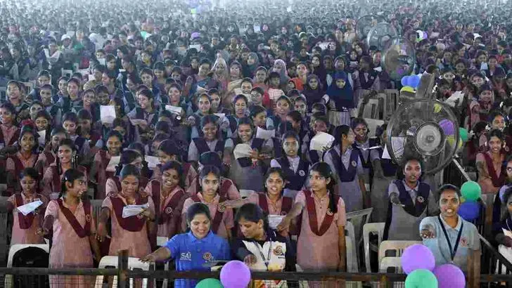 విద్యార్థులకు యంగ్ ఇండియా వెల్కమ్ కిట్స్ పంపిణీ చేసిన సీఎం రేవంత్ 
