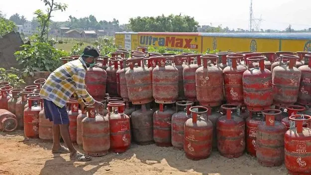 రాష్ట్రాలకు కేంద్రం 10 శాతం అదనపు కమర్షియల్ ఎల్‌పీజీ