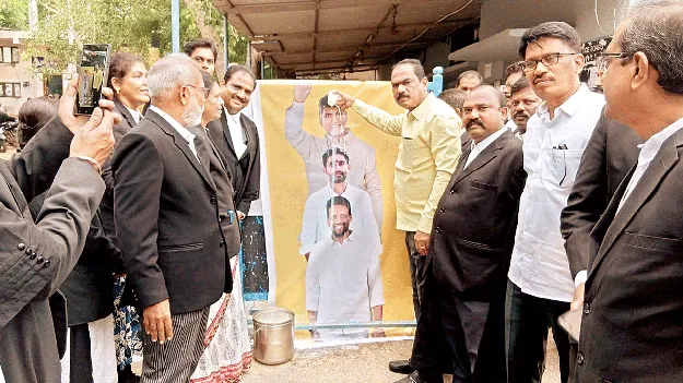   హైకోర్టు బెంచ్‌ ప్రకటనపై   న్యాయవాదుల సంబరాలు 