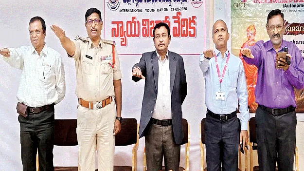 మాదక ద్రవ్యాలకు దూరంగా ఉండాలి 