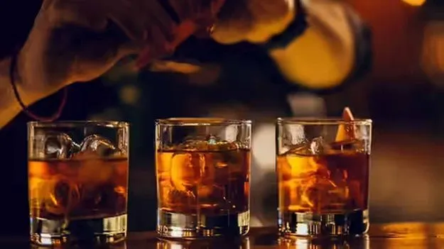 మద్యం ఇలా తాగితే చిక్కుల్లో పడ్డట్టే..?  చాలా డేంజర్.. 