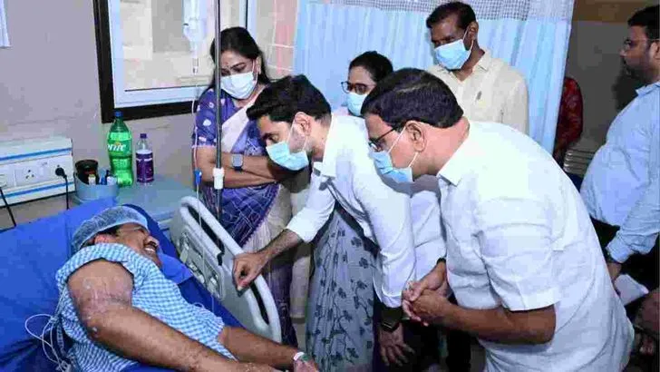 స్టీల్ ప్లాంట్ అగ్నిప్రమాద బాధితులను పరామర్శించిన నారా లోకేష్