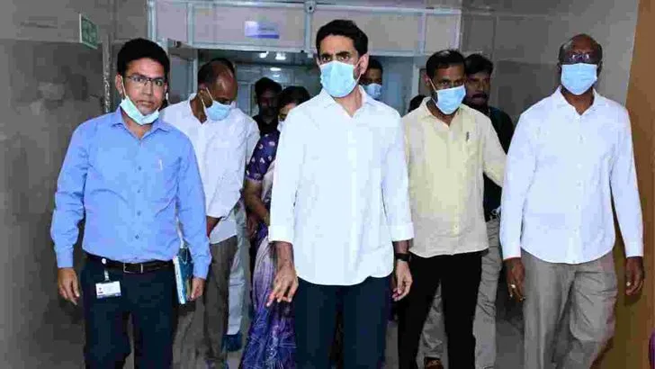 స్టీల్ ప్లాంట్ అగ్నిప్రమాద బాధితులను పరామర్శించిన నారా లోకేష్