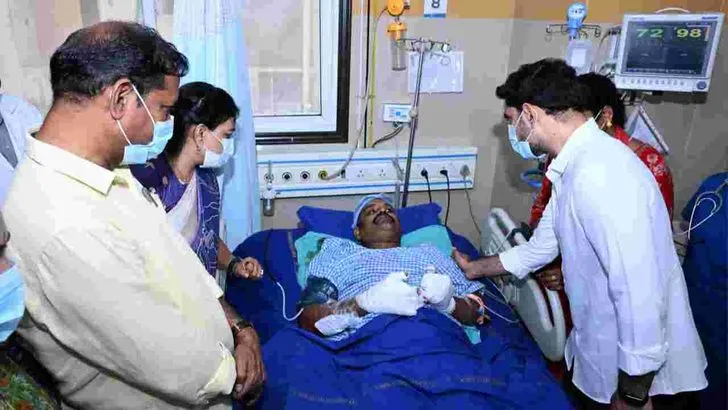 స్టీల్ ప్లాంట్ అగ్నిప్రమాద బాధితులను పరామర్శించిన నారా లోకేష్