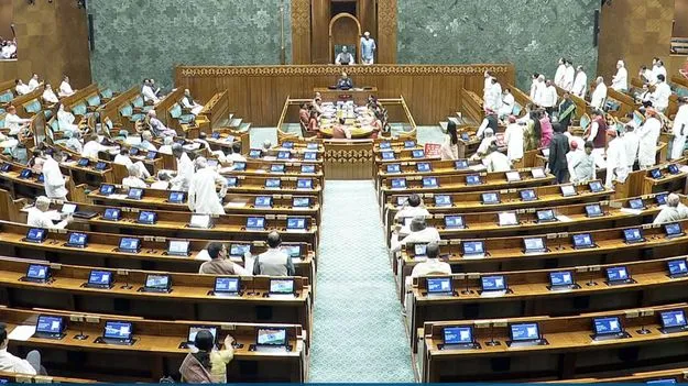 లోక్‌సభలో కొనసాగిన విపక్షాల ఆందోళన.. రెండు బిల్లులకు ఆమోదం