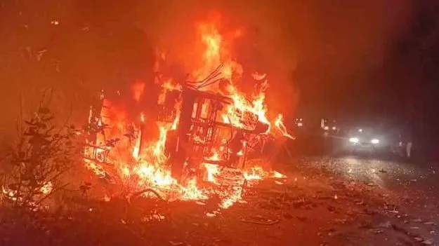 లారీలో చెలరేగిన మంటలు.. డ్రైవర్ సజీవదహనం