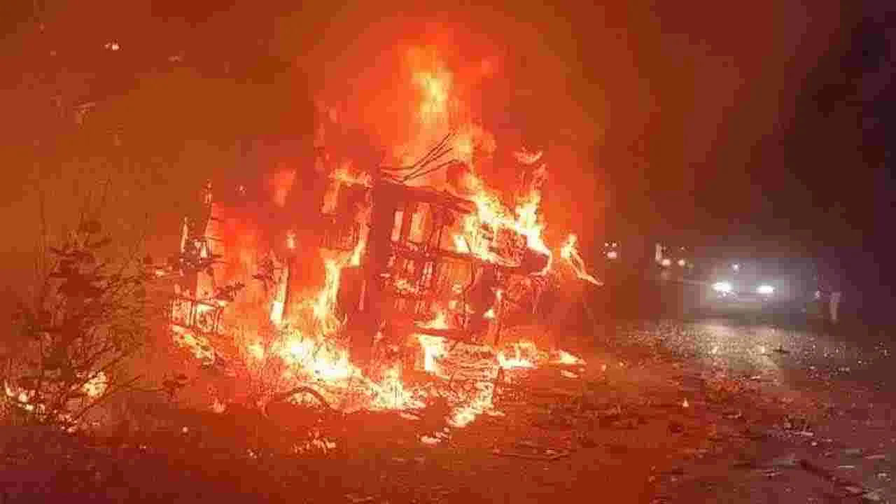 లారీలో చెలరేగిన మంటలు.. డ్రైవర్ సజీవదహనం
