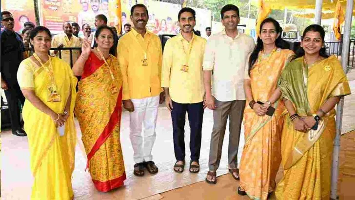 ఘనంగా మహానాడు వేడుకలు.. టీడీపీ జెండాను ఆవిష్కరించిన సీఎం చంద్రబాబు