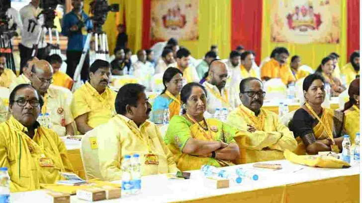 మహానాడులో ఘనంగా ఎన్టీఆర్ జయంతి వేడుకలు..  నివాళులు అర్పించిన చంద్రబాబు