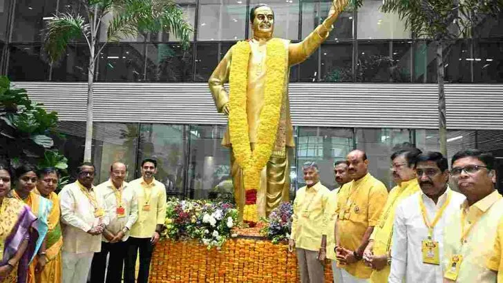 మహానాడులో ఘనంగా ఎన్టీఆర్ జయంతి వేడుకలు..  నివాళులు అర్పించిన చంద్రబాబు