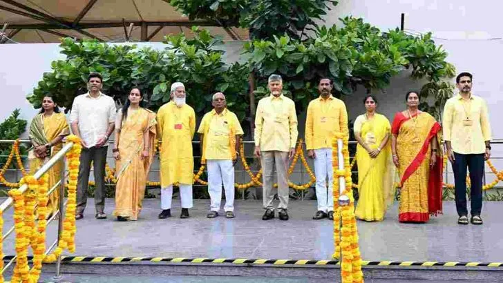 ఘనంగా మహానాడు వేడుకలు.. టీడీపీ జెండాను ఆవిష్కరించిన సీఎం చంద్రబాబు