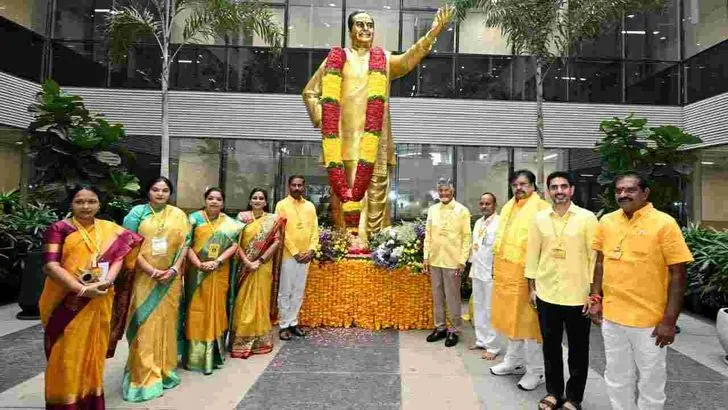 ఘనంగా మహానాడు వేడుకలు.. టీడీపీ జెండాను ఆవిష్కరించిన సీఎం చంద్రబాబు