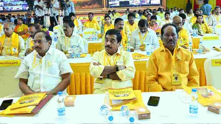 ఘనంగా మహానాడు వేడుకలు.. టీడీపీ జెండాను ఆవిష్కరించిన సీఎం చంద్రబాబు