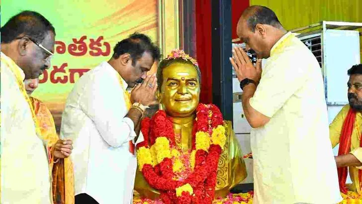 ఘనంగా మహానాడు వేడుకలు.. టీడీపీ జెండాను ఆవిష్కరించిన సీఎం చంద్రబాబు