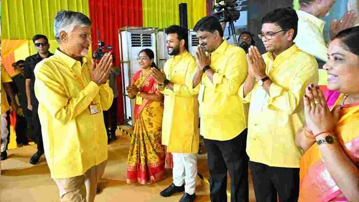 మహానాడులో ఘనంగా ఎన్టీఆర్ జయంతి వేడుకలు..  నివాళులు అర్పించిన చంద్రబాబు