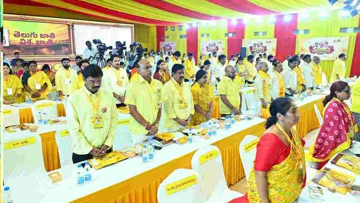 ఘనంగా మహానాడు వేడుకలు.. టీడీపీ జెండాను ఆవిష్కరించిన సీఎం చంద్రబాబు