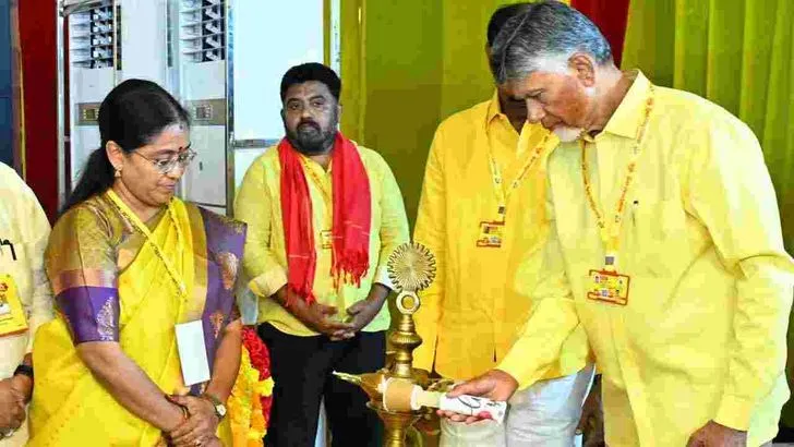 ఘనంగా మహానాడు వేడుకలు.. టీడీపీ జెండాను ఆవిష్కరించిన సీఎం చంద్రబాబు