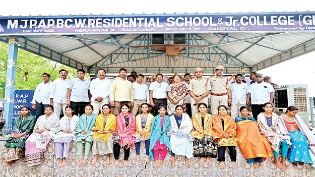 విద్యతోనే ఉజ్వల భవిష్యత్తు 