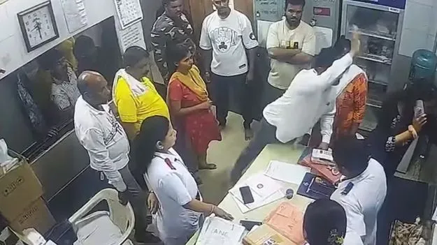 కార్పొరేటర్ దాడి.. మహిళా డాక్టర్ రాజీనామా