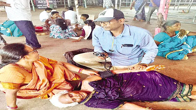 ఆదిత్యాలయంలో సొమ్మసిల్లిన వృద్ధురాలు