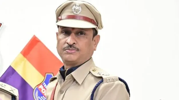 నకిలీ డబుల్ బెడ్ రూమ్ ఇళ్ల సర్టిఫికెట్ల స్కామ్‌ గుట్టును రట్టు చేసిన పోలీసులు