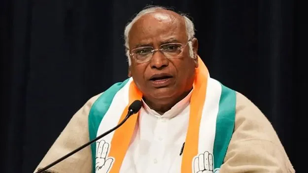 పెట్రోల్, డీజిల్ ధరలను పెంచి మోదీ ప్రభుత్వం దోచుకుంటోంది: మల్లికార్జున్ ఖర్గే..