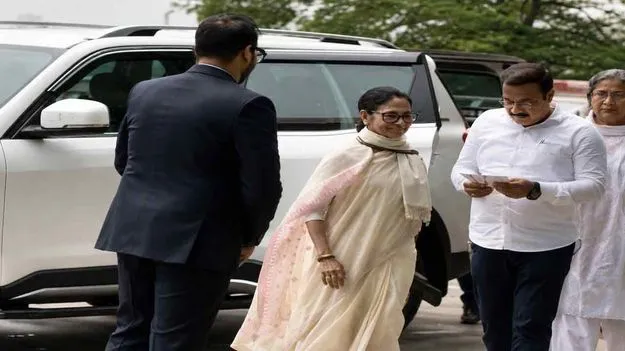 'ఇండియా' కూటమి కీలక సమావేశం.. ఢిల్లీకి బయలుదేరిన మమత 