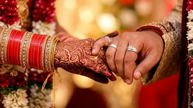 కొత్తగా పెళ్లైన యువతి వాలకం చూసి భర్తకు డౌట్! ఫోన్ చెక్ చేస్తే..