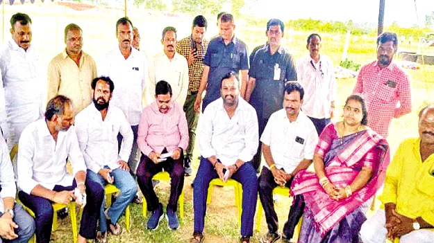 భోజన ఏర్పాట్లను పరిశీలించిన మంత్రులు