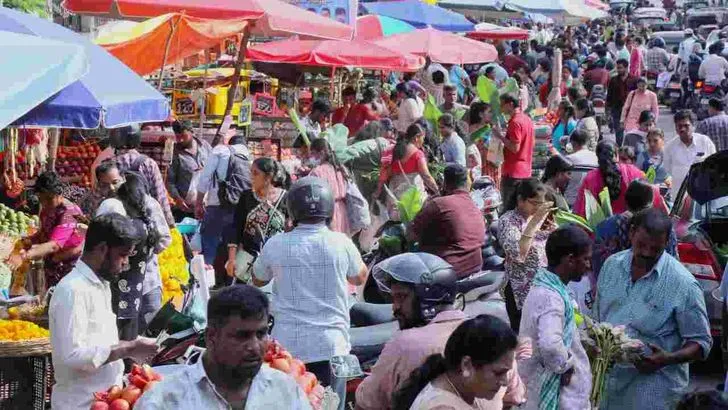 రేపు శ్రావణ శుక్రవారం.. మహిళలతో కిక్కిరిసిపోయిన మార్కెట్లు