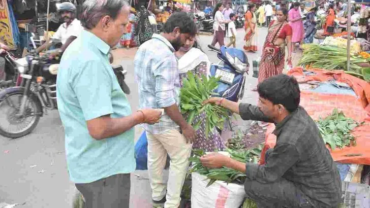 రేపు శ్రావణ శుక్రవారం.. మహిళలతో కిక్కిరిసిపోయిన మార్కెట్లు