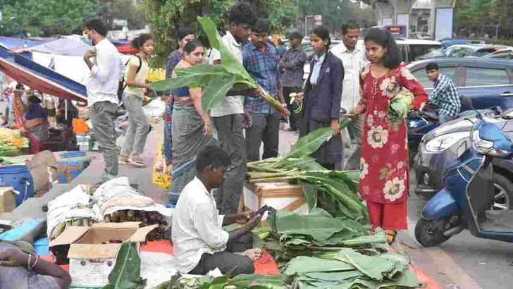 రేపు శ్రావణ శుక్రవారం.. మహిళలతో కిక్కిరిసిపోయిన మార్కెట్లు