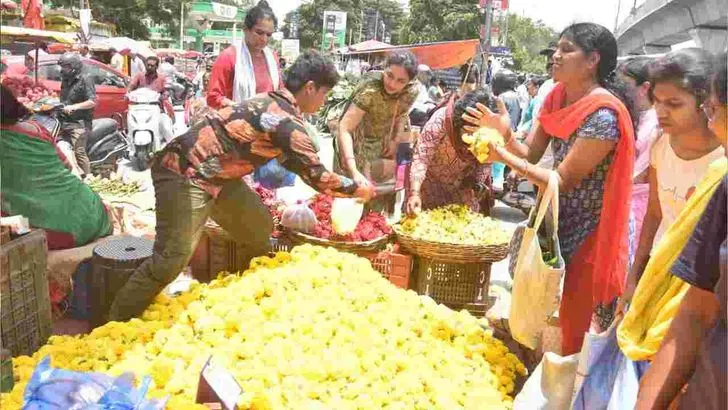 రేపు శ్రావణ శుక్రవారం.. మహిళలతో కిక్కిరిసిపోయిన మార్కెట్లు
