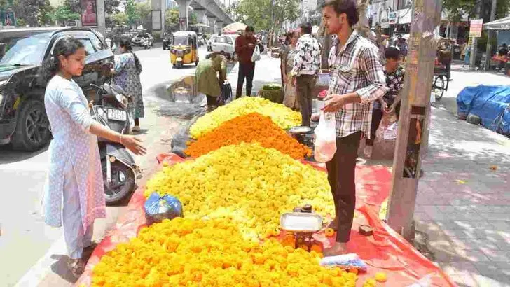 రేపు శ్రావణ శుక్రవారం.. మహిళలతో కిక్కిరిసిపోయిన మార్కెట్లు