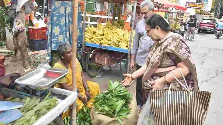 రేపు శ్రావణ శుక్రవారం.. మహిళలతో కిక్కిరిసిపోయిన మార్కెట్లు