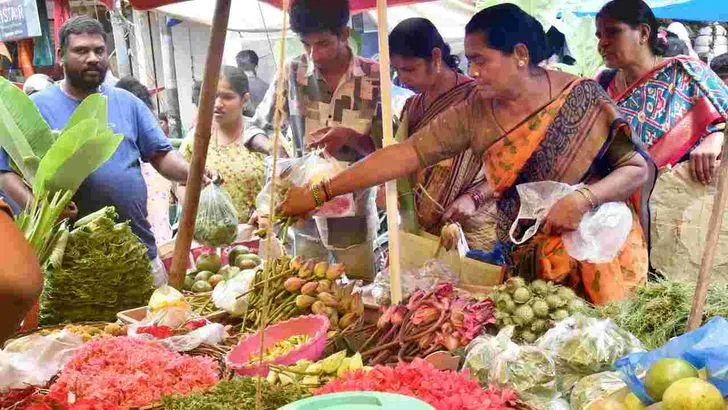 రేపు శ్రావణ శుక్రవారం.. మహిళలతో కిక్కిరిసిపోయిన మార్కెట్లు