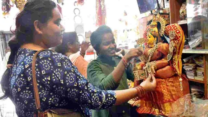రేపు శ్రావణ శుక్రవారం.. మహిళలతో కిక్కిరిసిపోయిన మార్కెట్లు