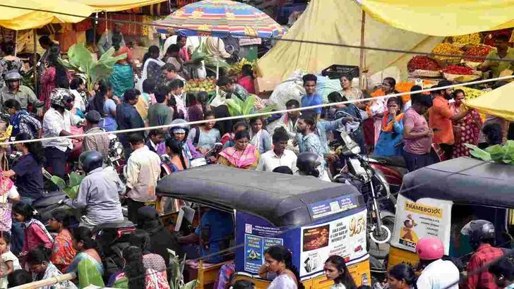 రేపు శ్రావణ శుక్రవారం.. మహిళలతో కిక్కిరిసిపోయిన మార్కెట్లు