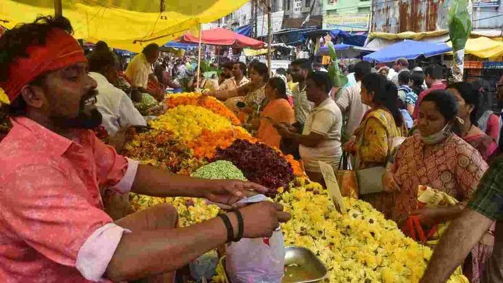 రేపు శ్రావణ శుక్రవారం.. మహిళలతో కిక్కిరిసిపోయిన మార్కెట్లు