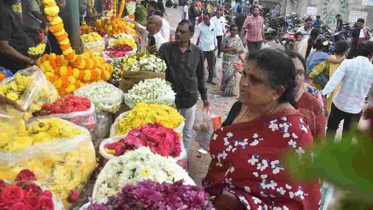 రేపు శ్రావణ శుక్రవారం.. మహిళలతో కిక్కిరిసిపోయిన మార్కెట్లు