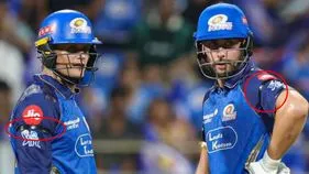 నల్ల బ్యాండ్లు ధరించిన ముంబై ఆటగాళ్లు.. ఎందుకంటే?