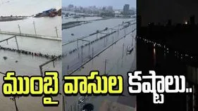 సెల్‌ఫోన్ ఫ్లాష్ లైట్ వెలుగులో రైల్వేట్రాక్‌‌పై ప్రయాణికుల నడక.. వీడియో వైరల్