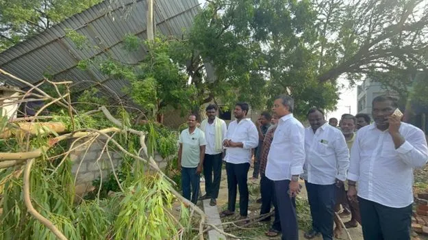 మైలవరంలో గాలివాన బీభత్సం.. బాధితులను పరామర్శించిన ఎమ్మెల్యే..