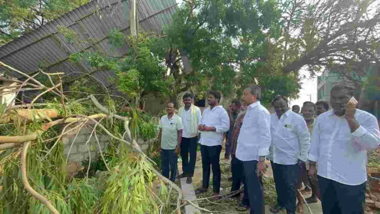 మైలవరంలో గాలివాన బీభత్సం.. బాధితులను పరామర్శించిన ఎమ్మెల్యే..