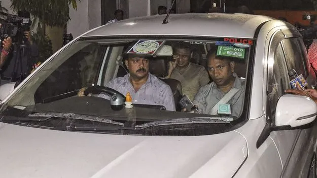 నీట్ పేపర్ లీక్ కేసు.. మహిళను అదుపులోకి తీసుకున్న సీబీఐ..