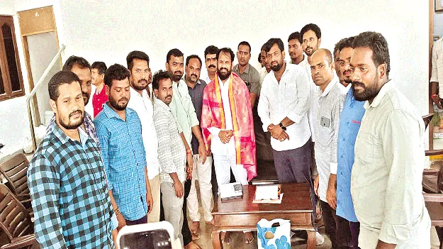 విధుల్లోకి ఆరుగురు కార్మికులు