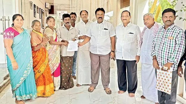  ప్రమాద బీమా చెక్కు అందజేత