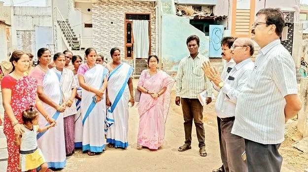 పరిసరాలను శుభ్రంగా ఉంచుకోవాలి
